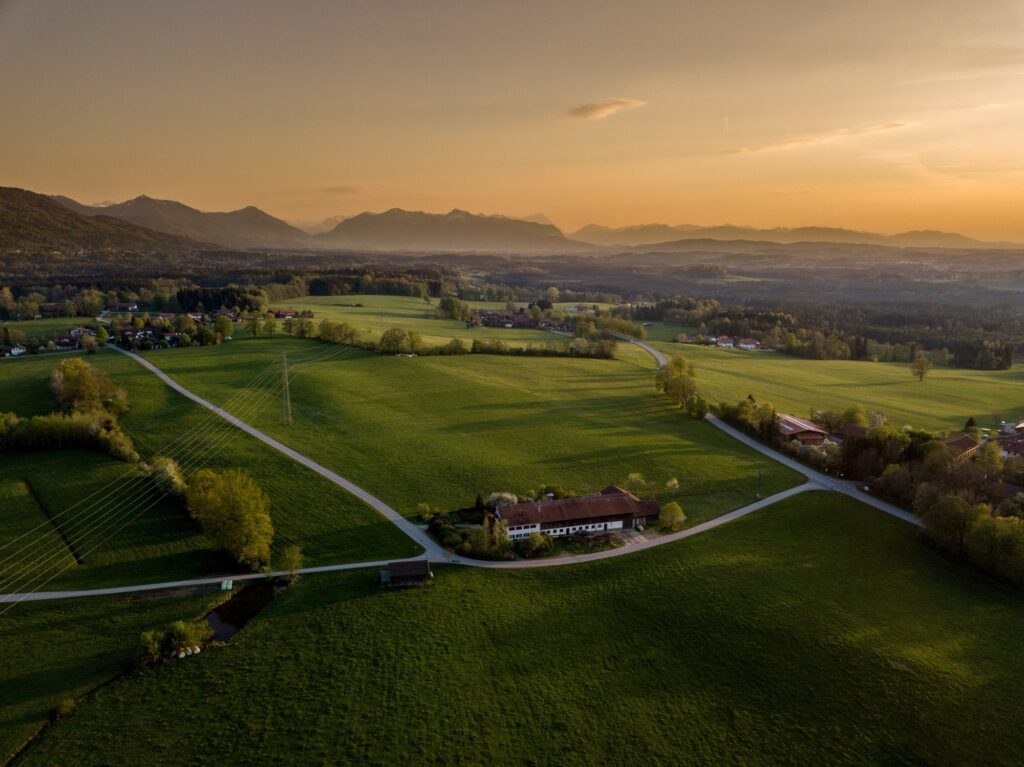 Luchtfoto van een bedrijfssite bij zonsondergang